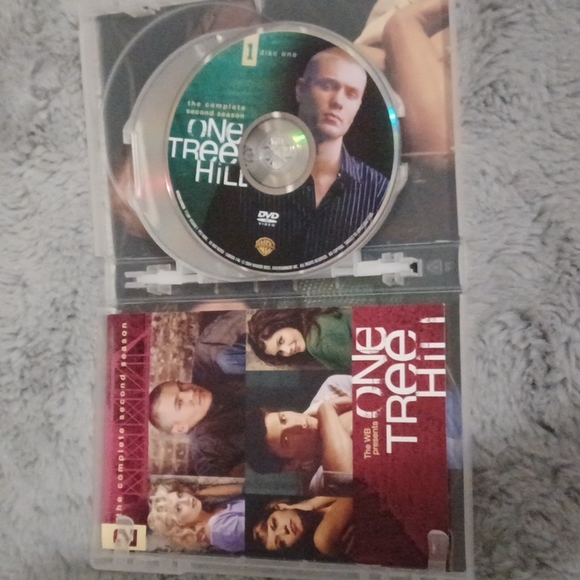 One Tree Hill / Les Frères Scott season 2 - Picture 2 of 2